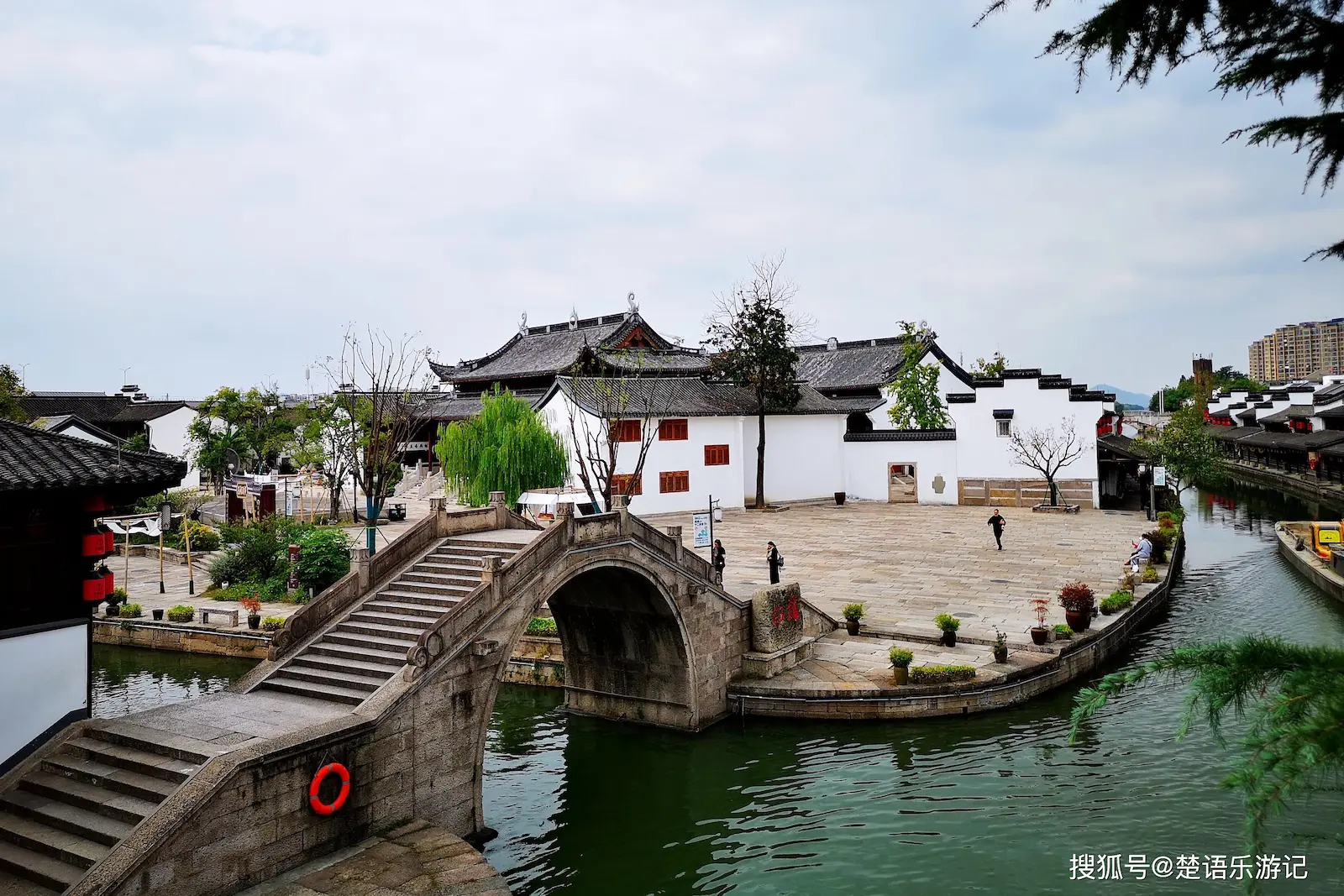 A night view of the bustling streets in Shaoxing.